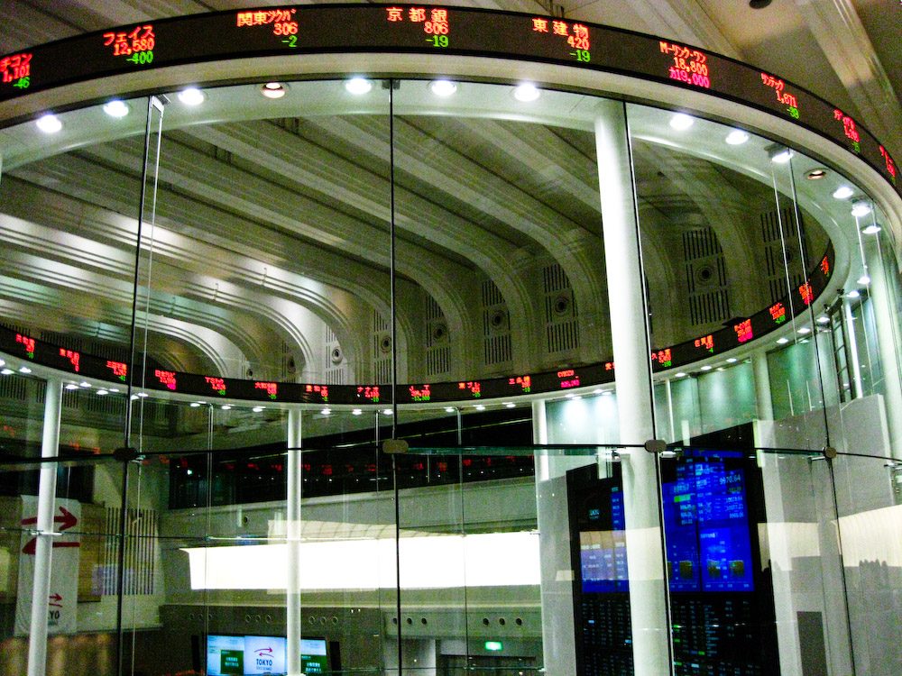 Un mercado de valores: las sociedades anónimas obtienen financiación mediante la venta de acciones