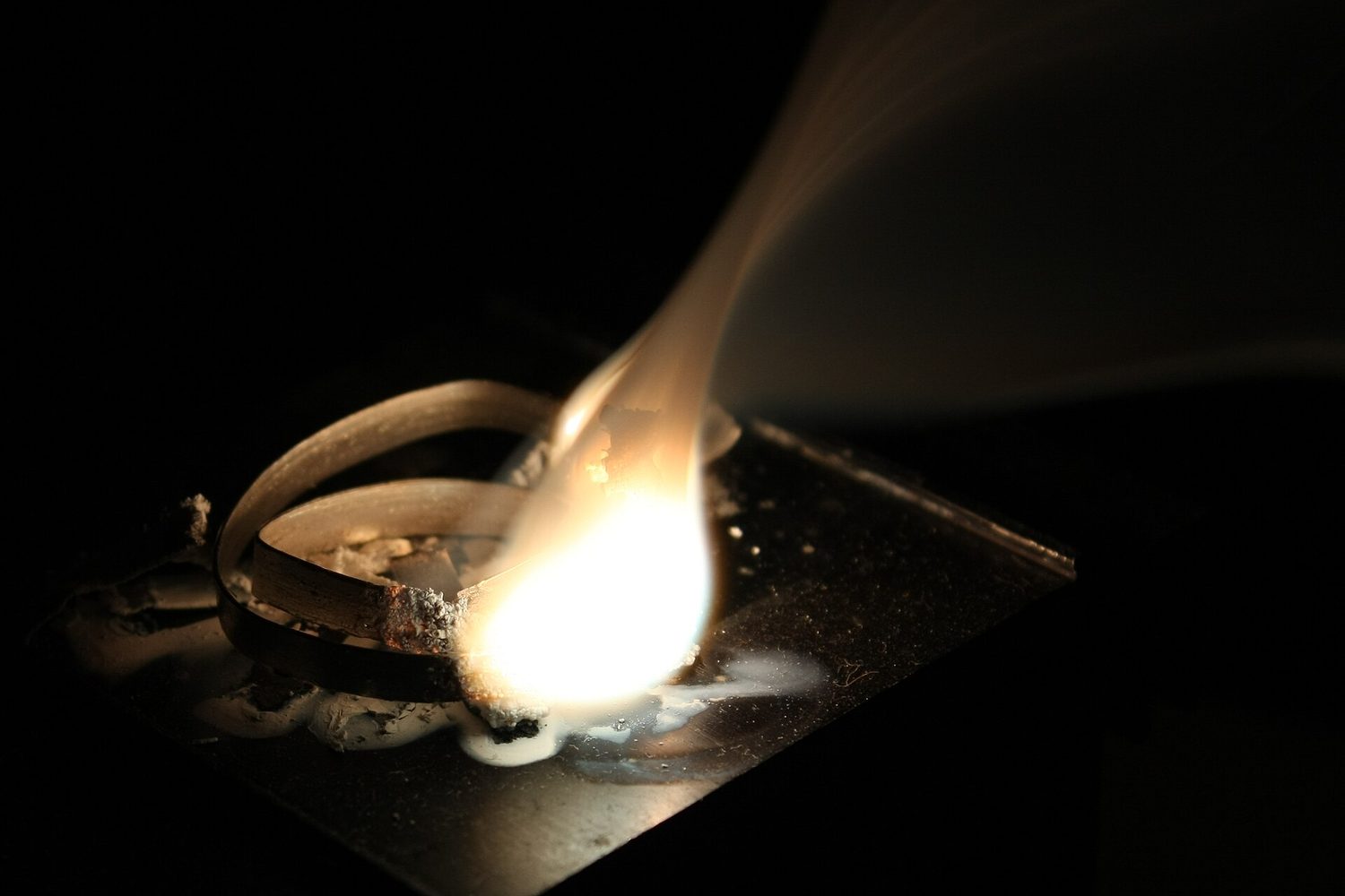 El magnesio, un metal del Grupo 2, arde con una llama blanca brillante