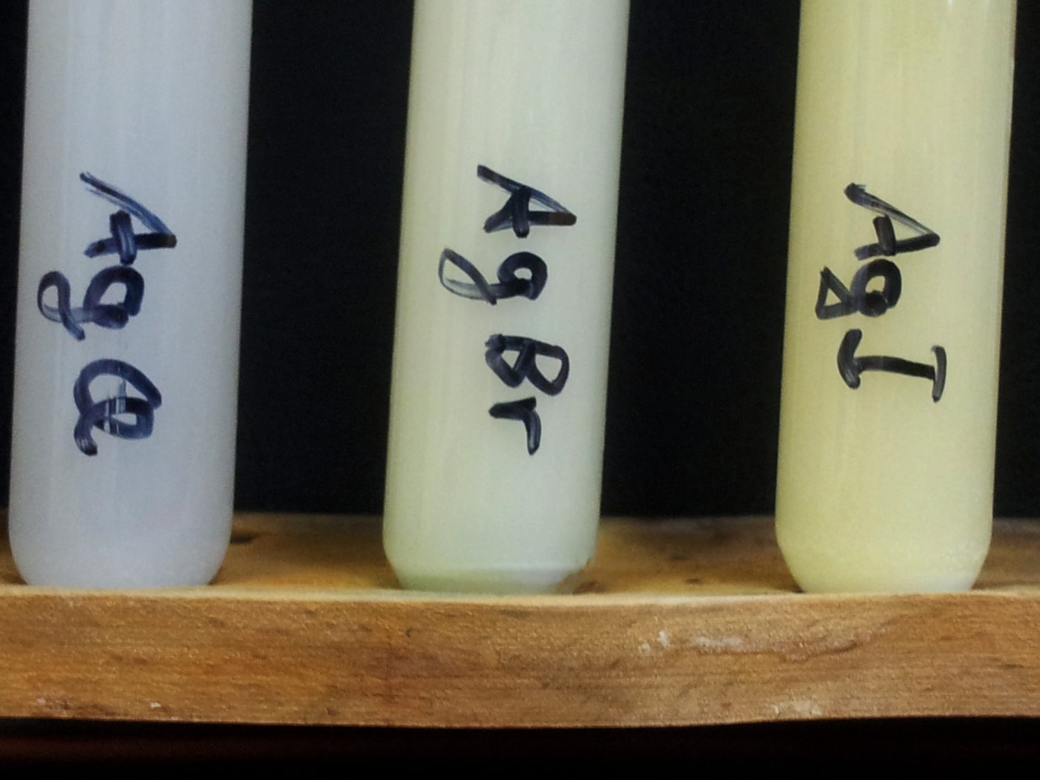 Prueba de haluros de plata: AgCl es blanco, AgBr color crema y AgI amarillo
