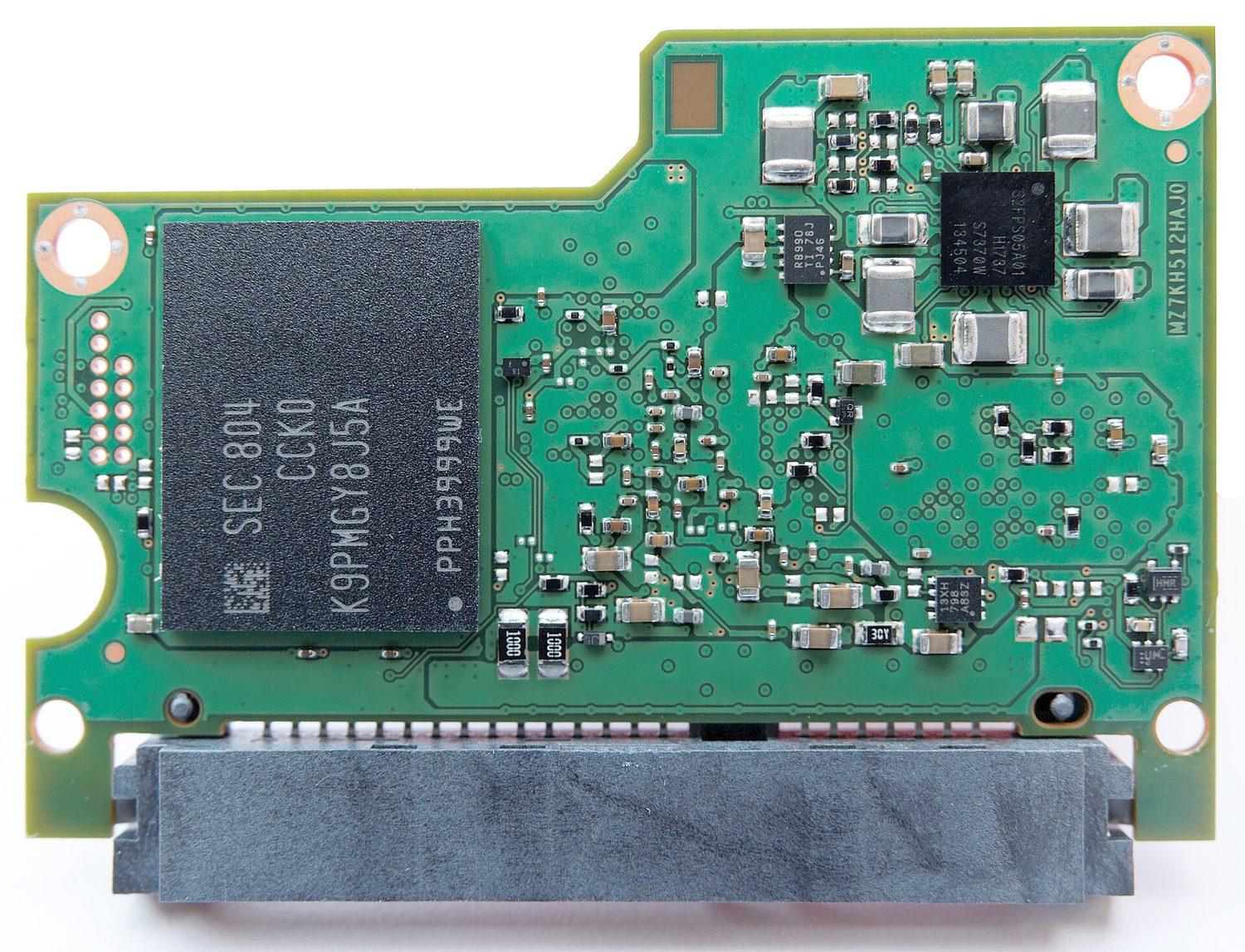 Dentro de um SSD: os dados são armazenados em chips de memória flash, sem partes móveis