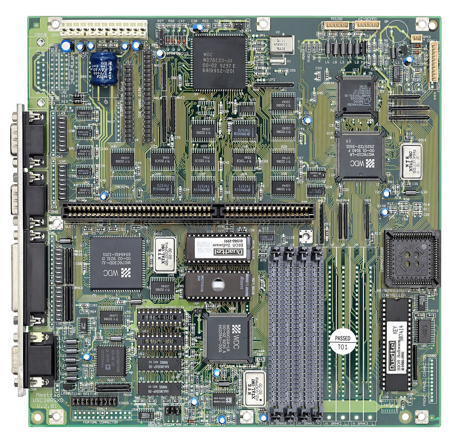 Una placa madre vista desde arriba: el zócalo de CPU, las ranuras de memoria y las ranuras de expansión unidas por pistas impresas densas