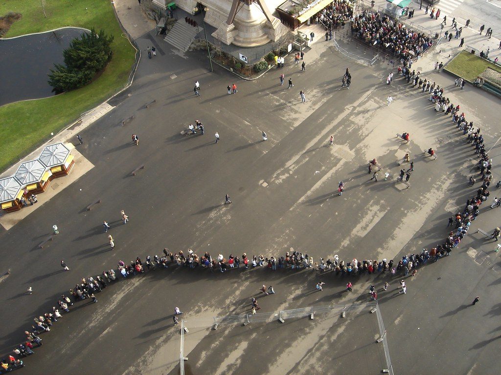 People arriving at random in a queue follow a Poisson distribution