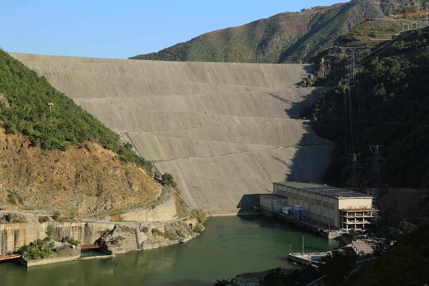 Una presa hidroeléctrica y una central eléctrica, con agua retenida a gran altura detrás del muro
