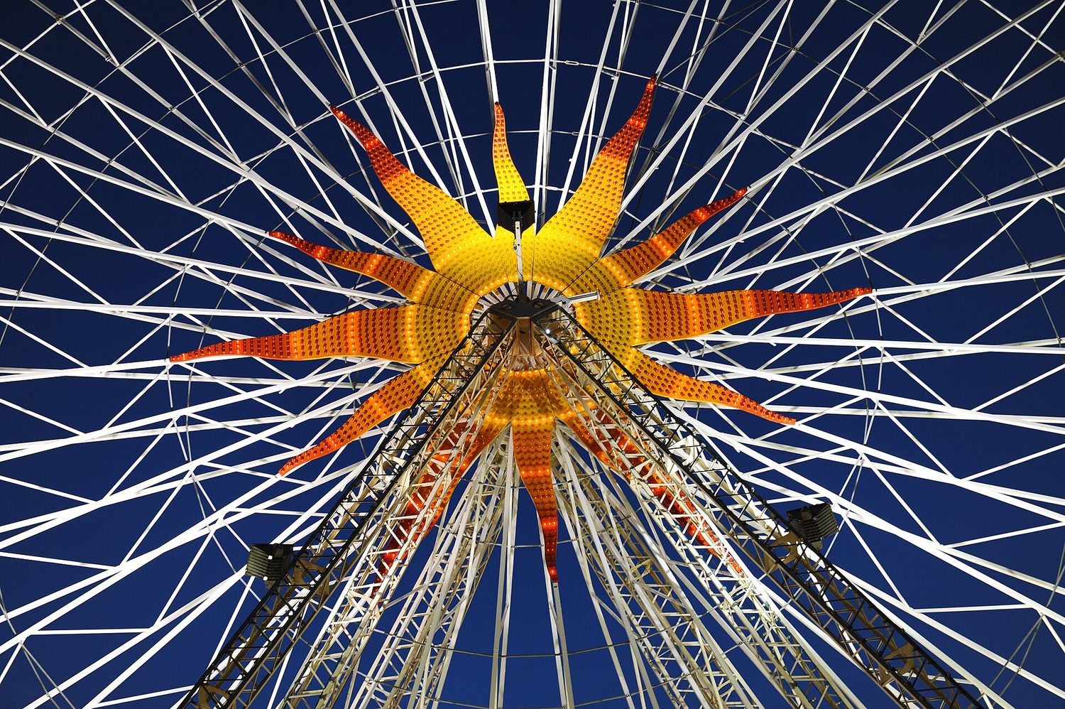 Une grande roue : chaque cabine se déplace en cercle à une vitesse angulaire constante