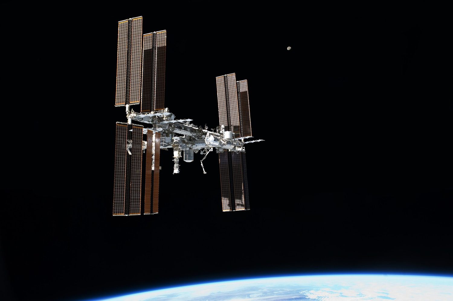 A Estação Espacial Internacional orbita a Terra, mantida em seu caminho pela gravidade