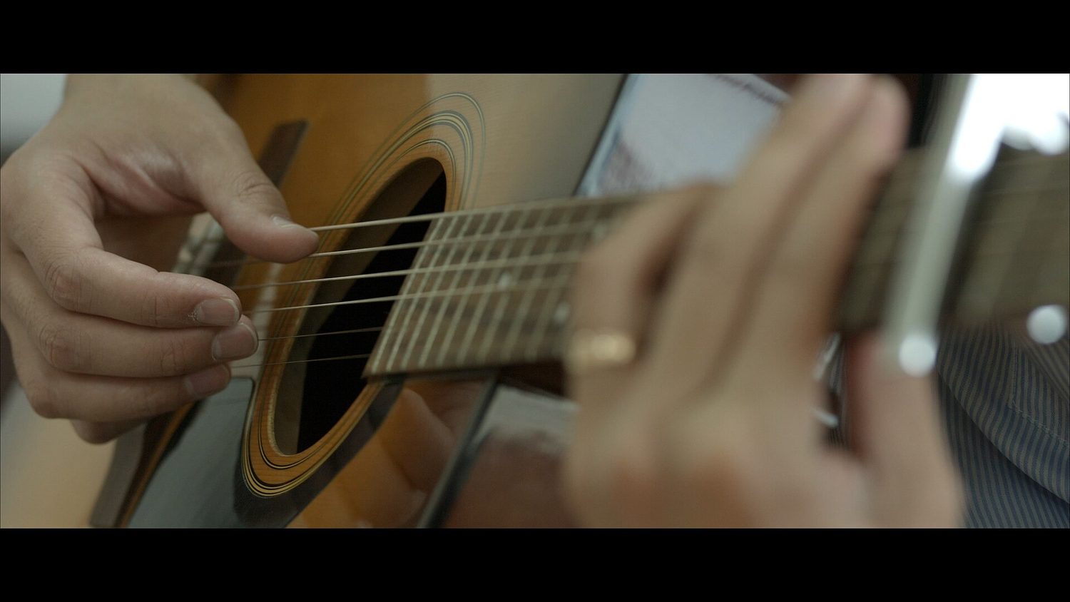 Cận cảnh dây đàn guitar