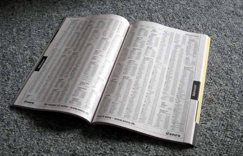 Buku telepon: pencarian biner membagi dua halaman yang tersisa setiap langkah