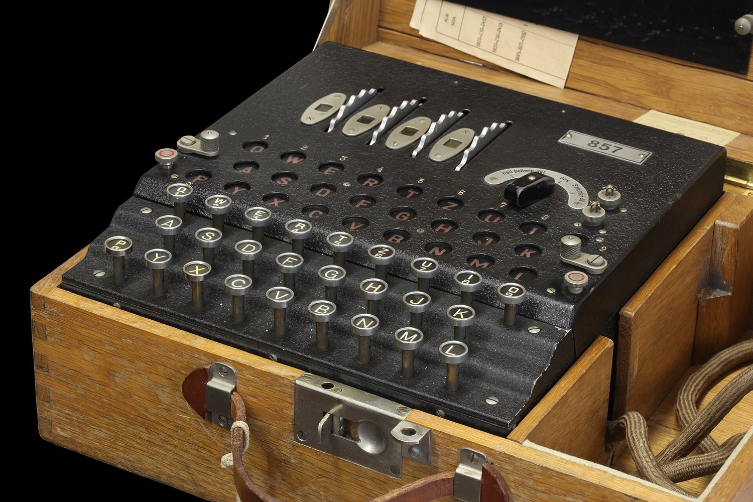 เครื่องเข้ารหัส Enigma ในสงครามโลกครั้งที่สองพร้อมกุญแจและโรเตอร์
