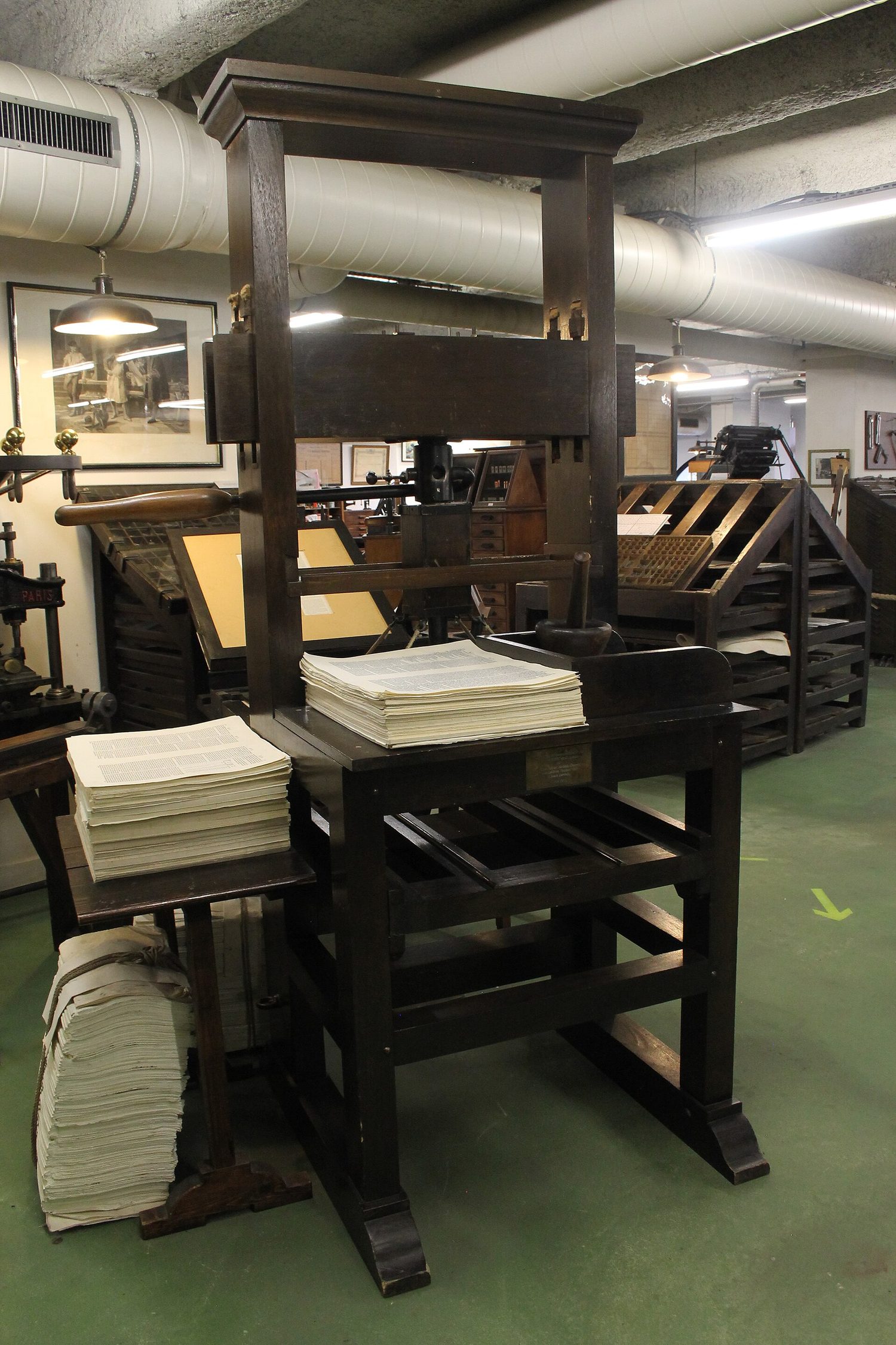 Una prensa manual de madera del diseño de Gutenberg - la máquina detrás del amplificador