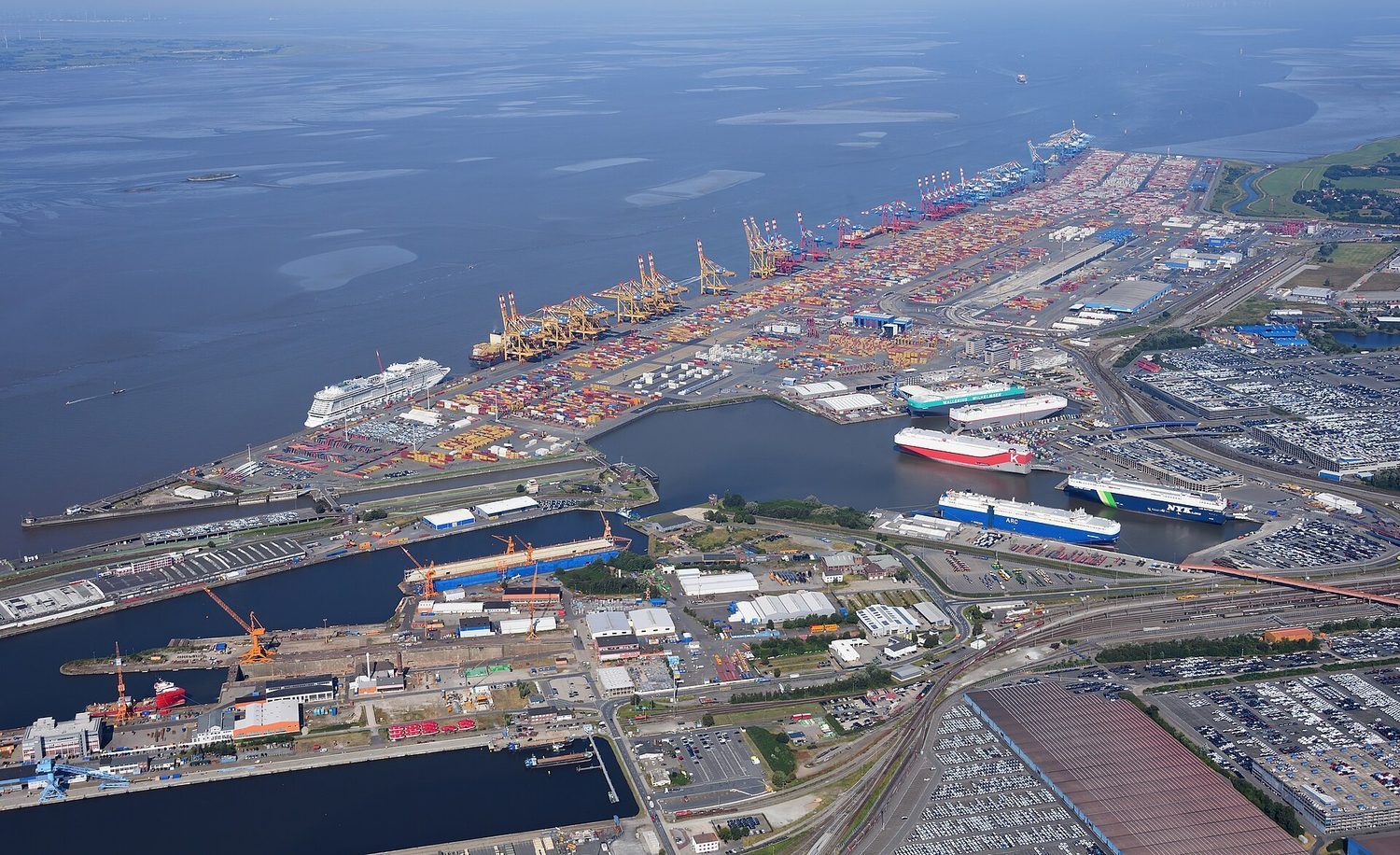 Container shipping: comparative advantage and trade let countries specialise and gain