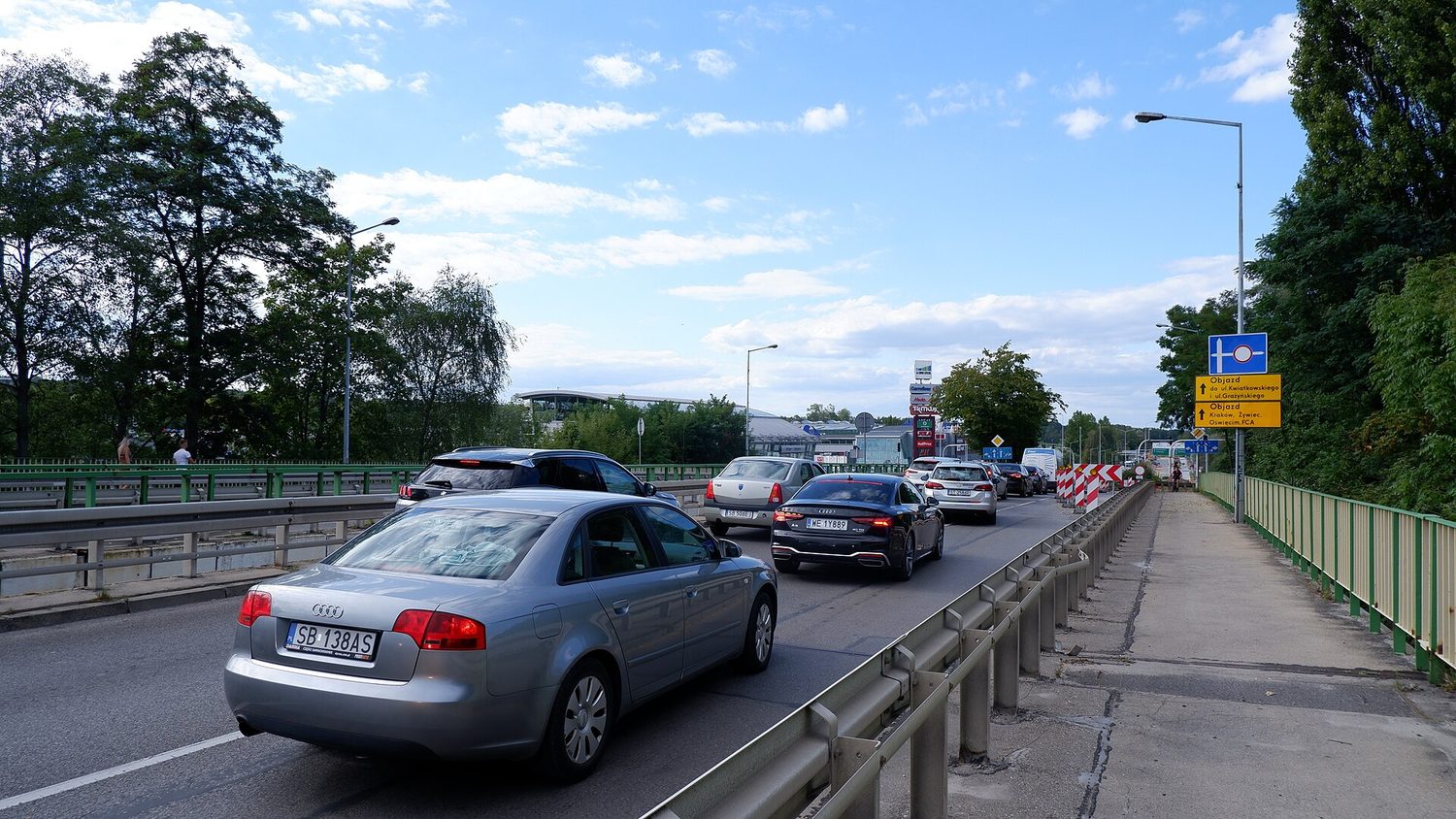 Una calle de la ciudad atascada con coches uno detrás de otro, inmóviles