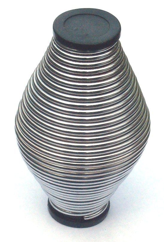 Un ressort sous charge : la loi de Hooke F = −kx est la force de rappel qui produit le MHS