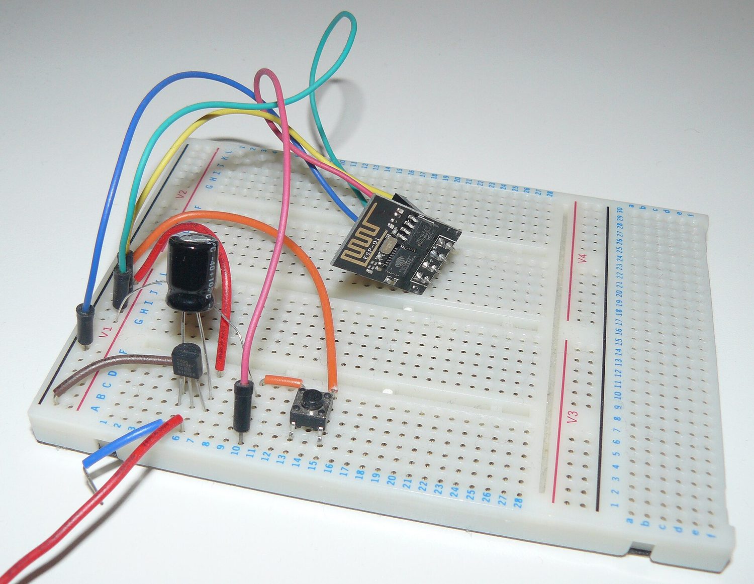 Un circuit électronique monté sur une platine d'essai