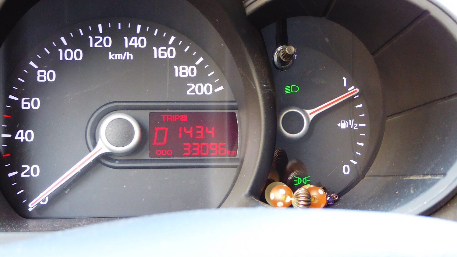 Un compteur de vitesse de voiture : la vitesse est la grandeur de la vitesse vectorielle — un taux scalaire de mouvement