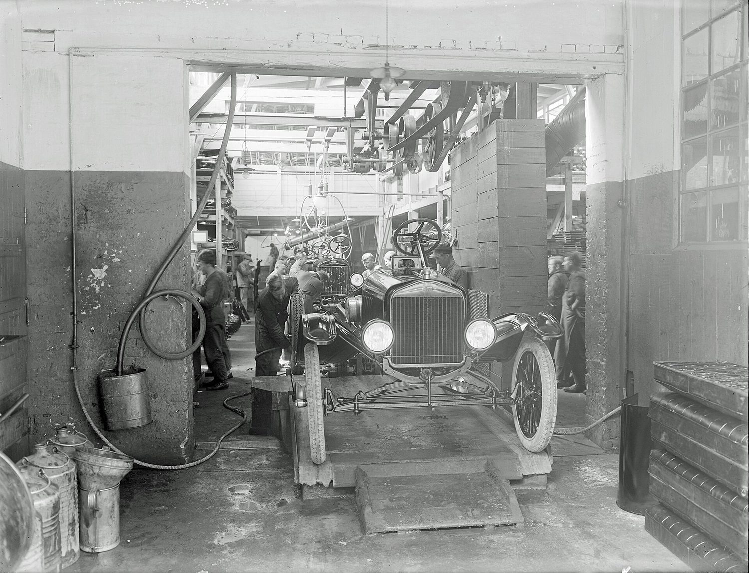 خط تجميع فورد، 1923 - الإنتاج الضخم هو ما جعل الثقافة الجماهيرية ميسورة التكلفة