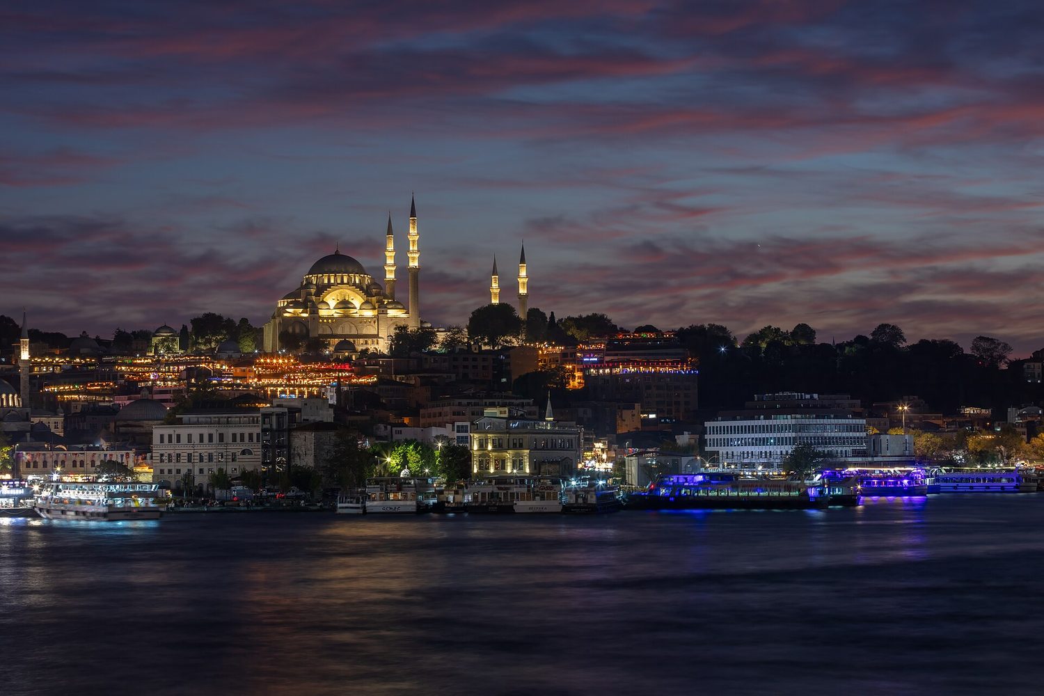 The Süleymaniye Mosque - monumental architecture as an instrument of legitimacy