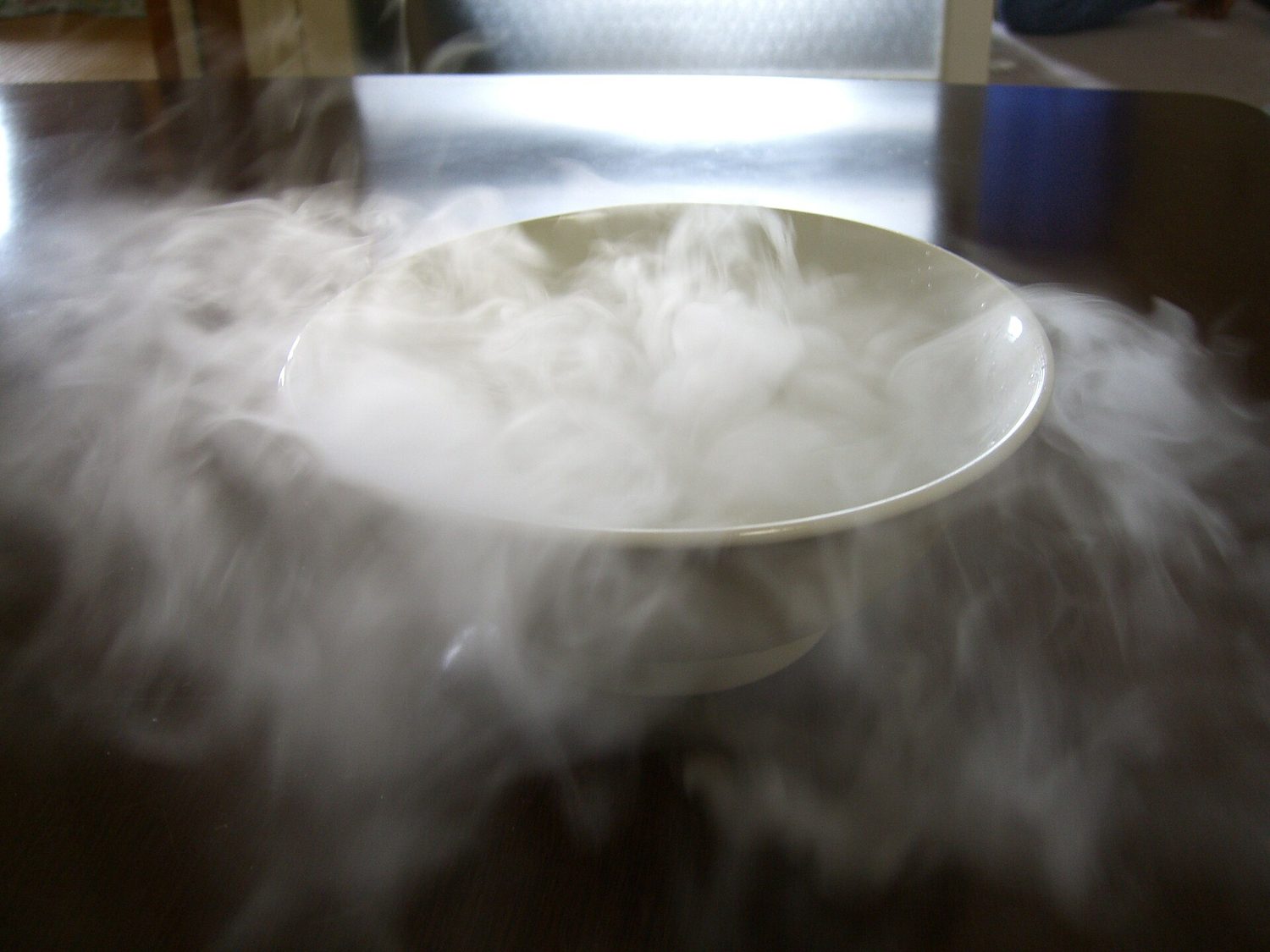 Blok dry ice mengeluarkan kabut putih tebal saat berubah langsung menjadi gas