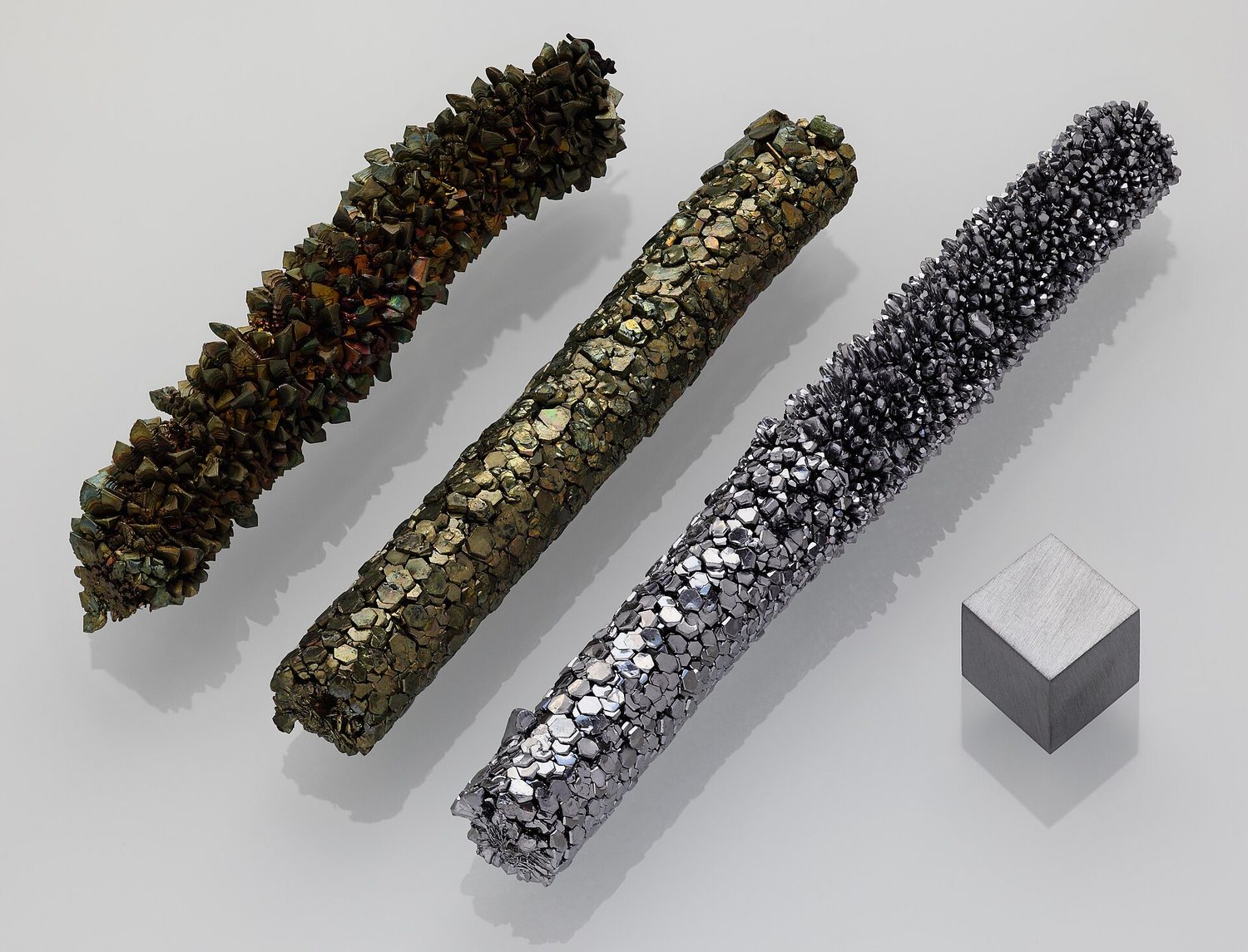 Un lingot et un cube de cristal pur de vanadium
