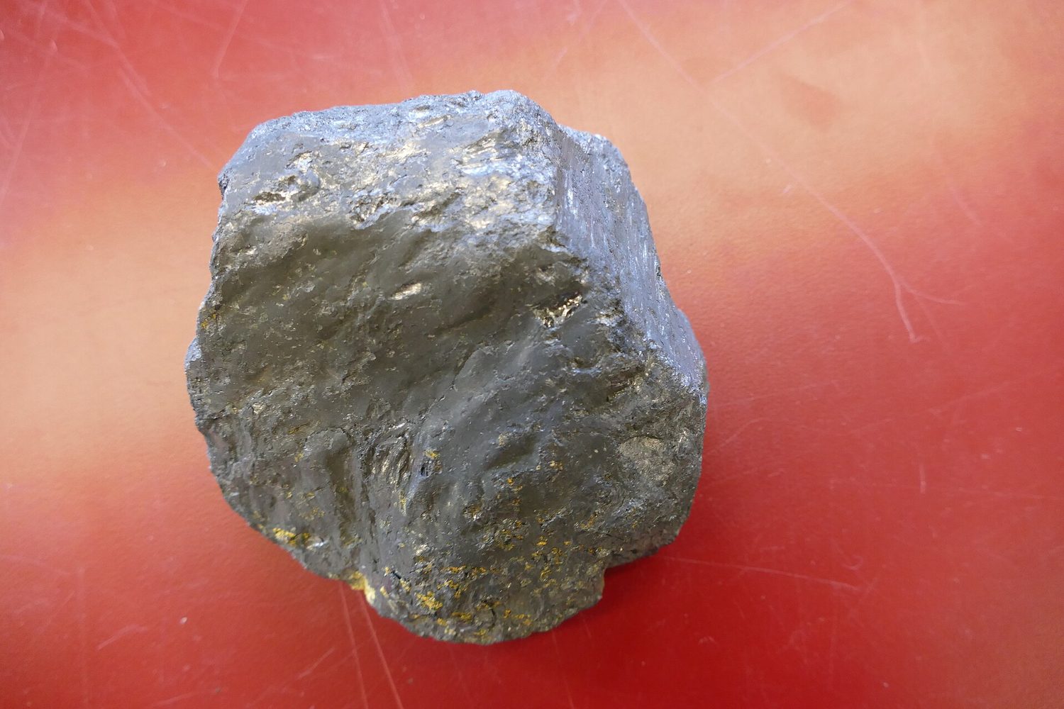 Un ejemplar de grafito natural: un mineral gris-negro mate que se descompone en escamas finas