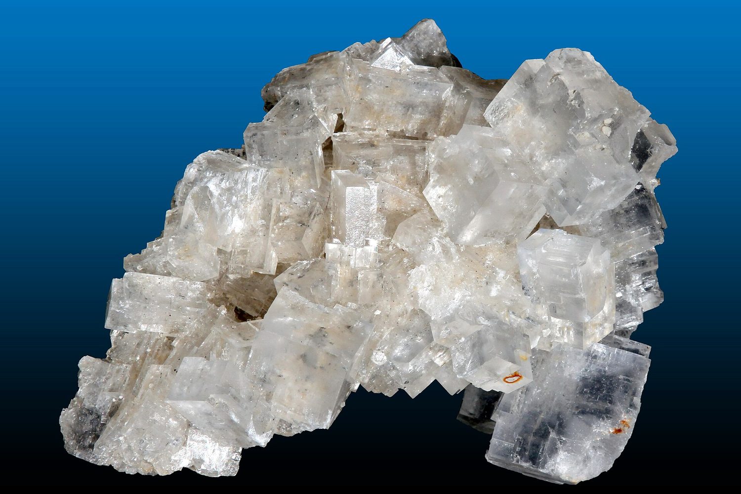 Un cristal claro de halita roto en cubos con caras planas y esquinas cuadradas