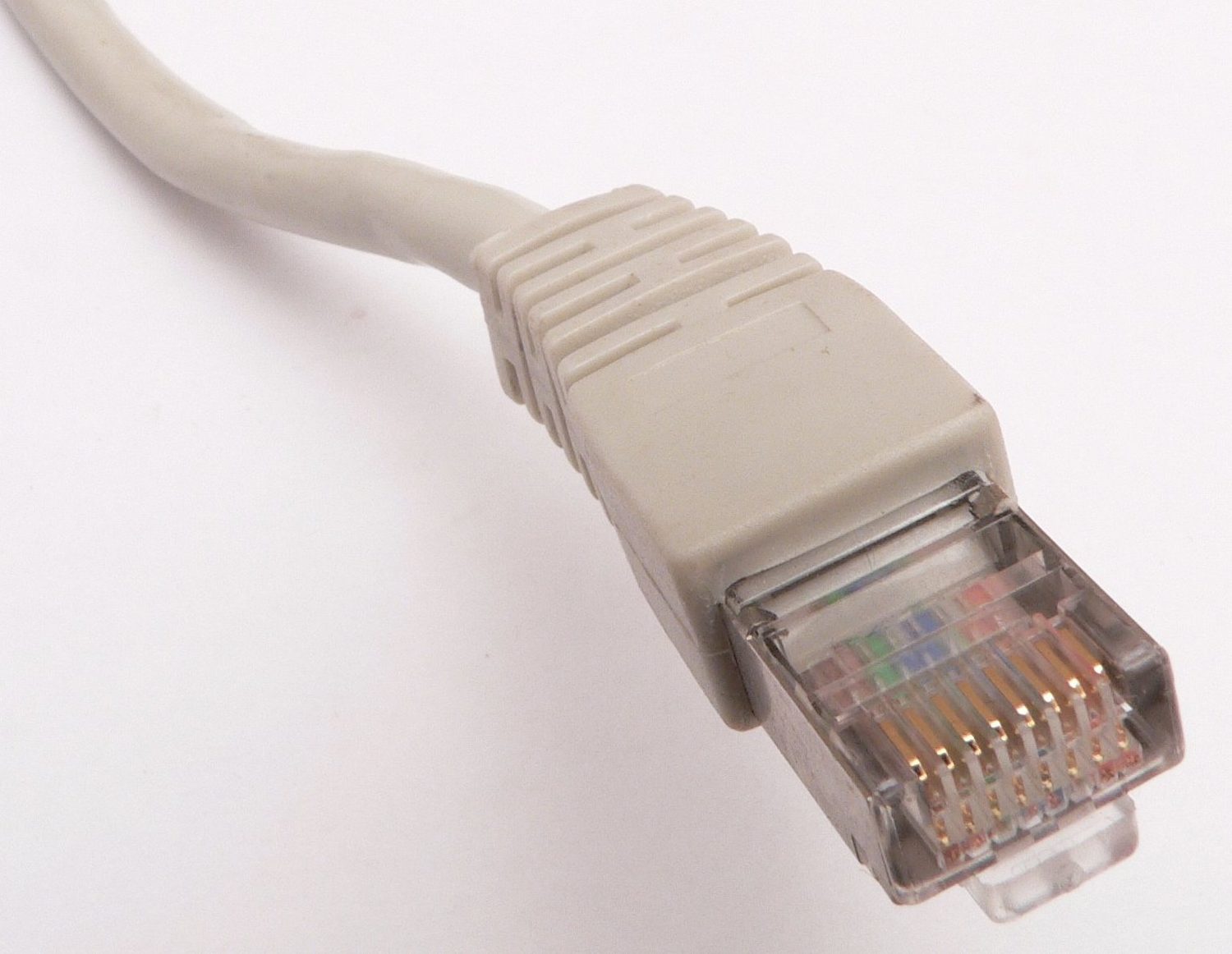 一根带 RJ45 插头的以太网线,常用于在有线网络上携带数据