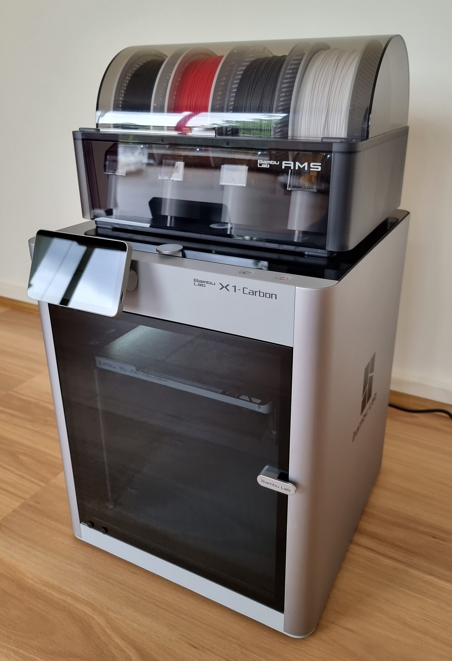 3Dプリンタ:平らな印刷ベッドと移動可能な印刷ヘッドを持つ黒い金属フレーム