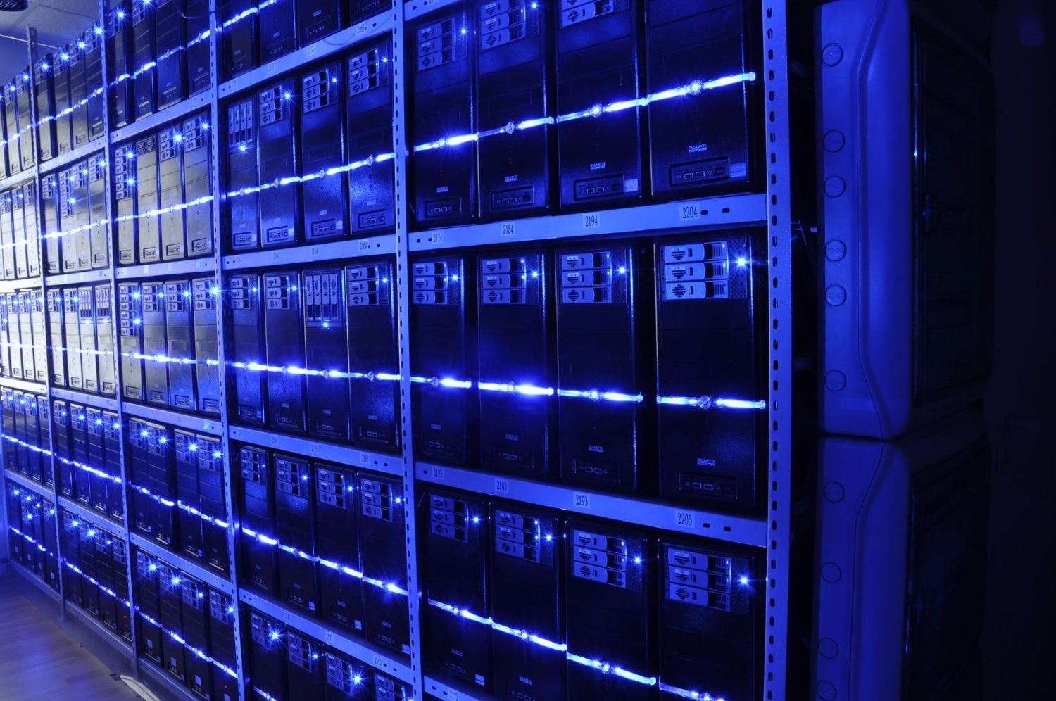 Um centro de dados cheio de servidores: computadores poderosos que armazenam sites e os enviam para você