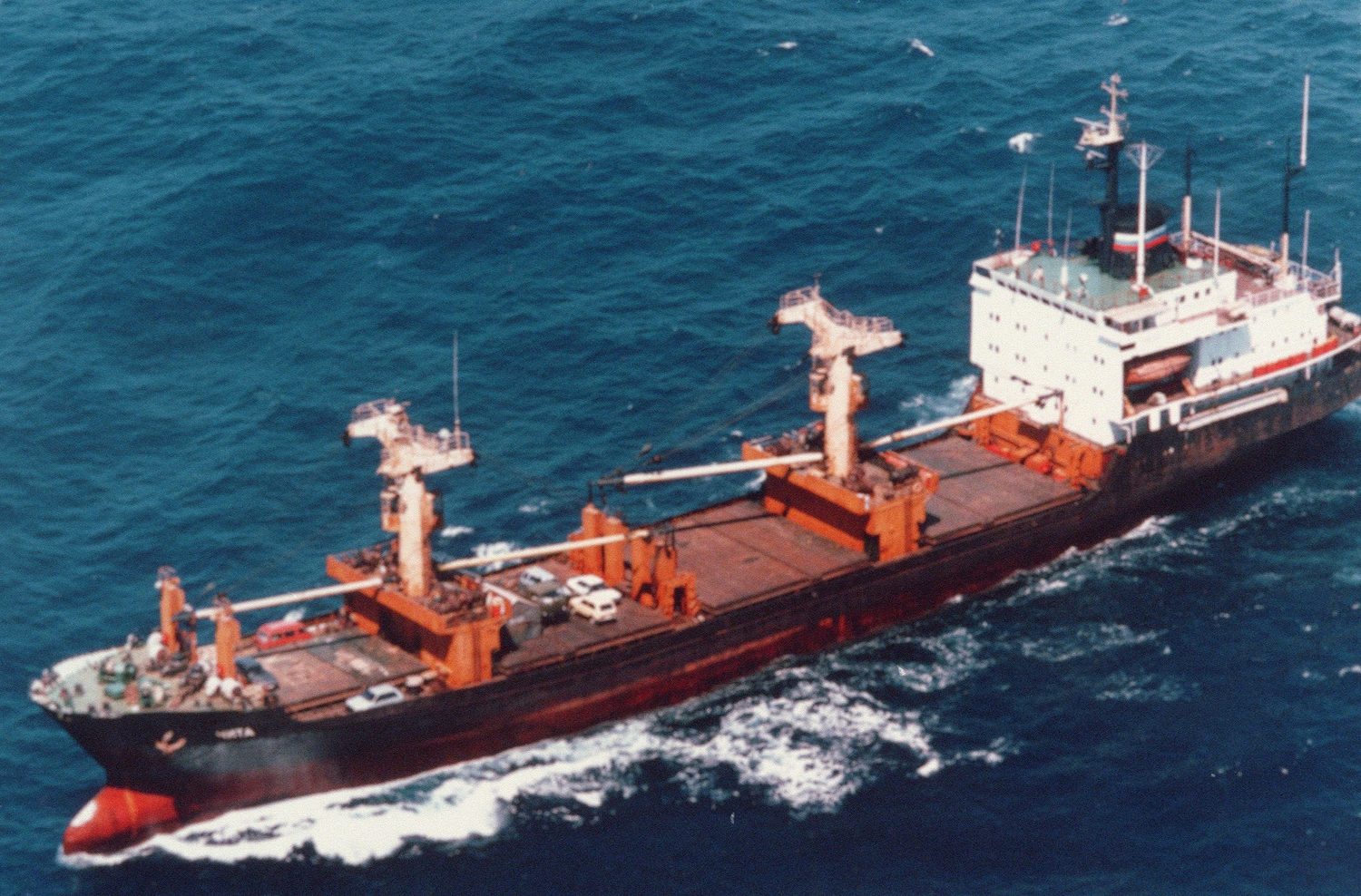 Un gran buque de carga navegando en el mar