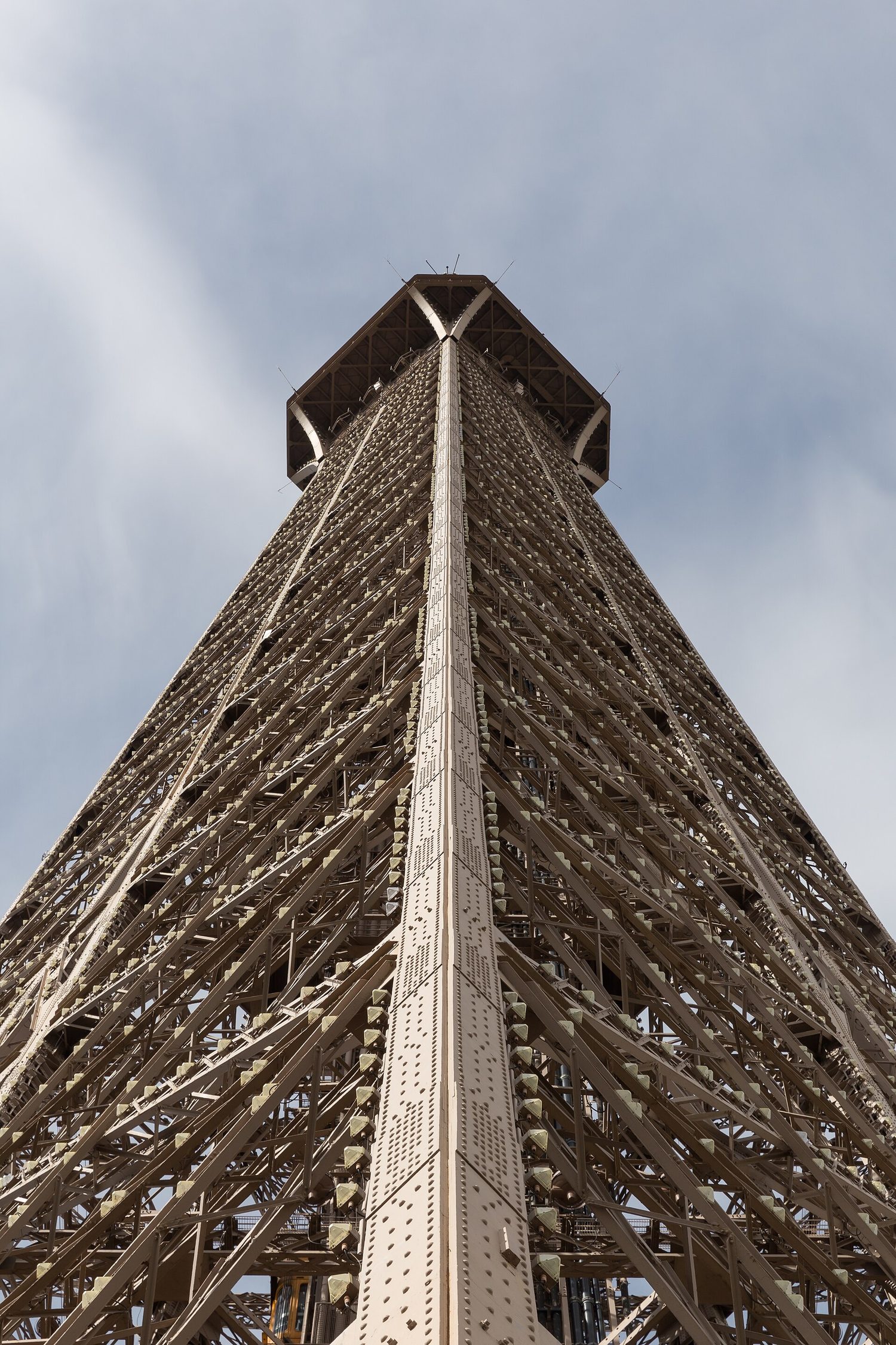 Melihat Menara Eiffel dari bawah