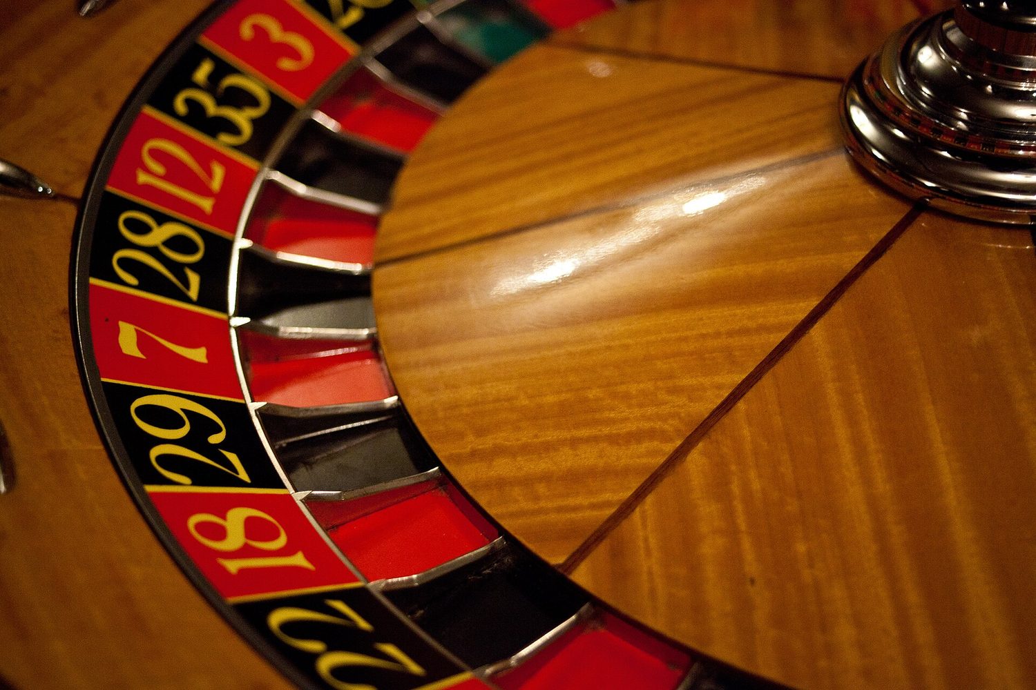 Une roulette à jeu, ses cases numérotées toutes de la même taille autour du bord